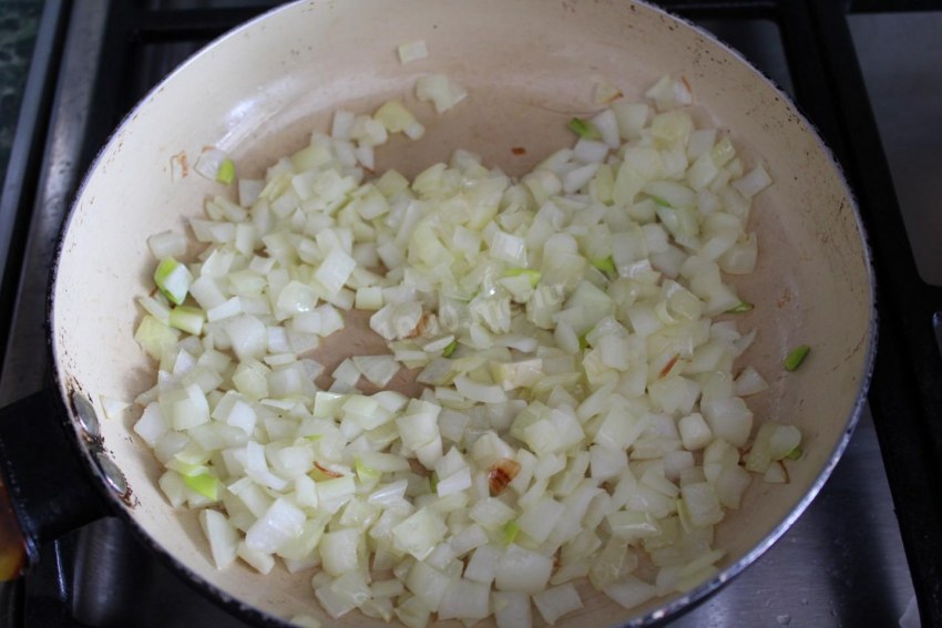 Сердечки куриные тушеные с луком