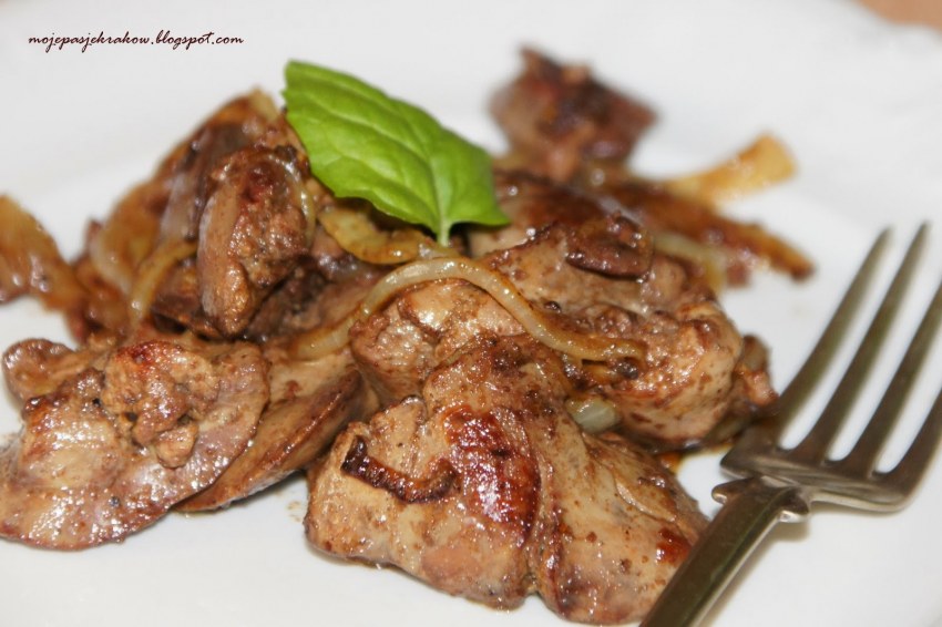 Печень говяжья жареная с луком на сковороде