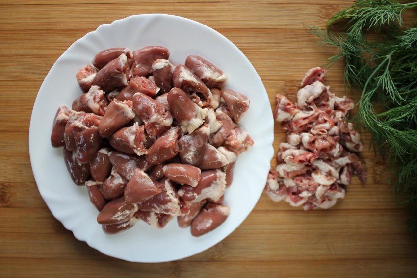 Тушёная говядина с луком на сковороде