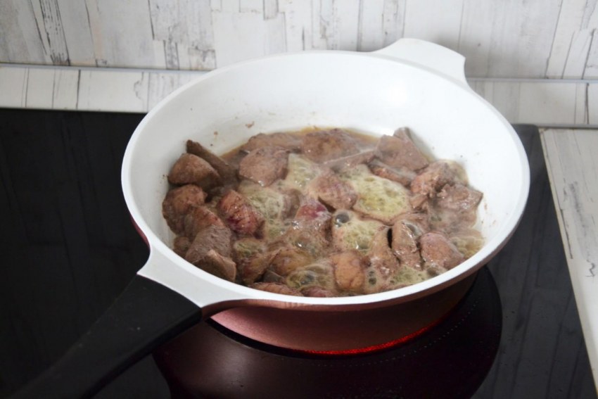 Говяжье сердце с картошкой на сковороде