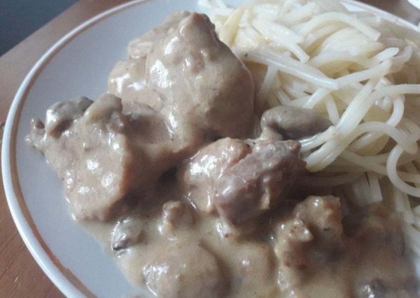 Свинина с грибами в сливках