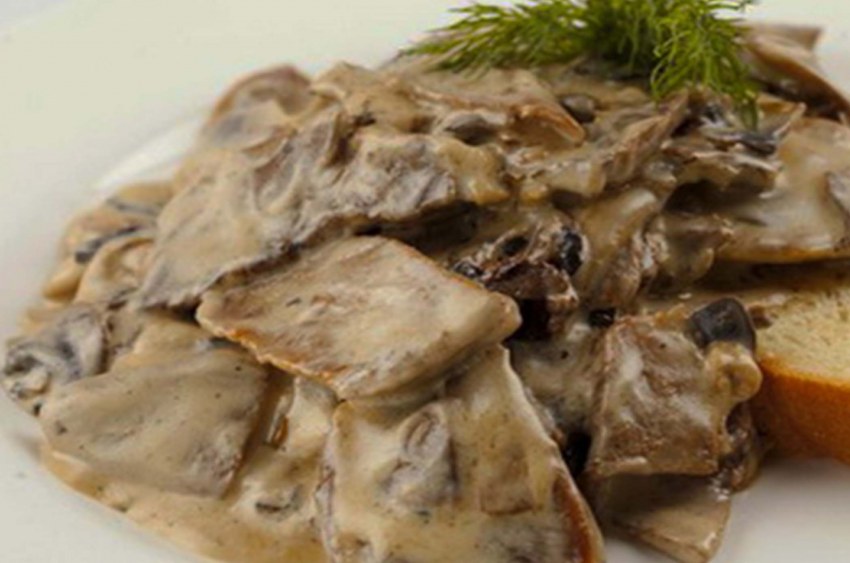 Говяжий язык с грибами в сливочном соусе
