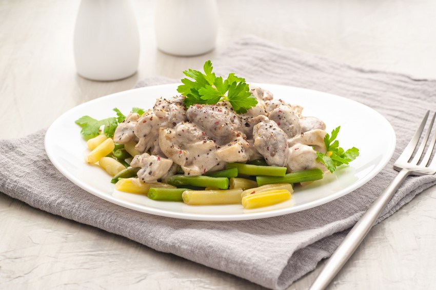 Куриные сердечки в сметанном соусе