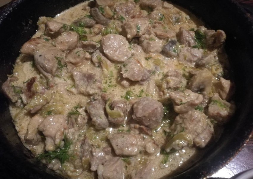 Свинина с шампиньонами на сковороде со сливками