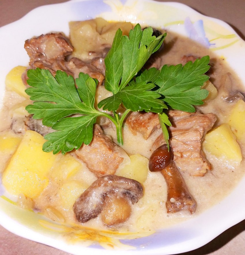 Говядина с грибами в сметанном