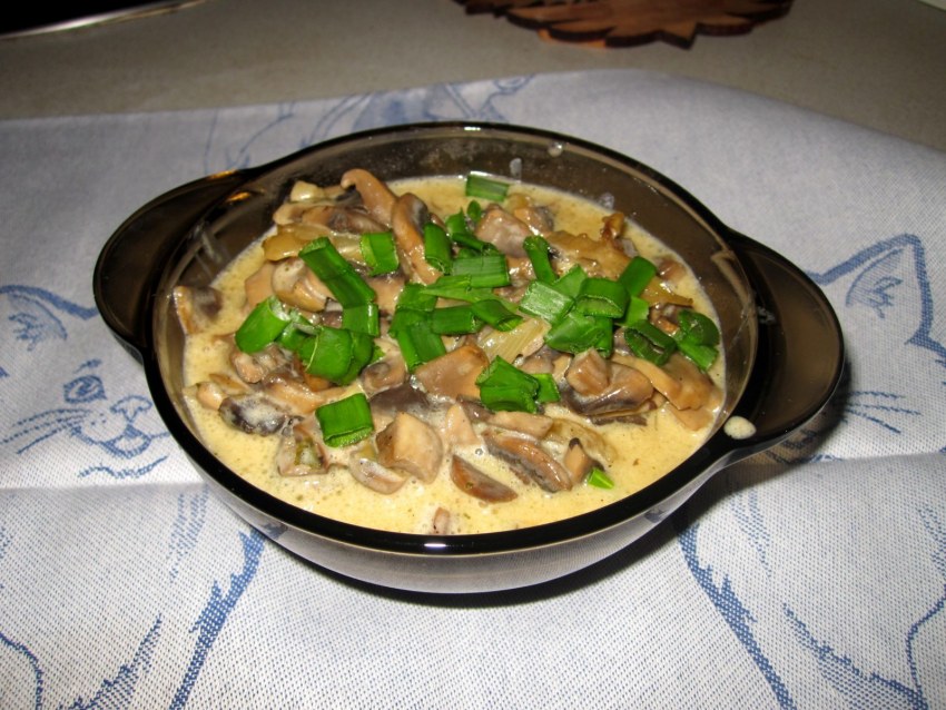 Говядина с луком и грибами