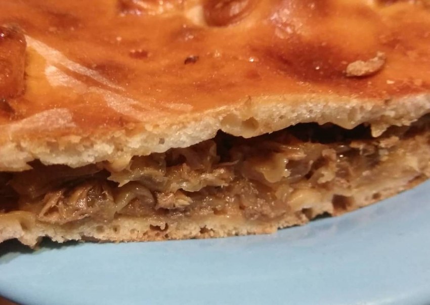 Дрожжевой пирог с рыбной консервой