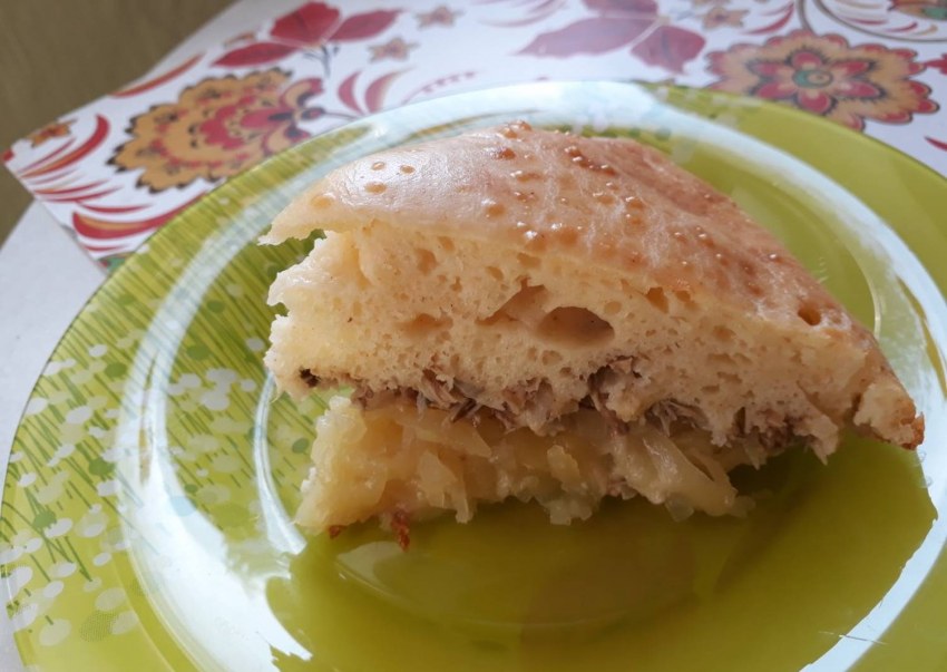 Заливной пирог с консервой и картошкой