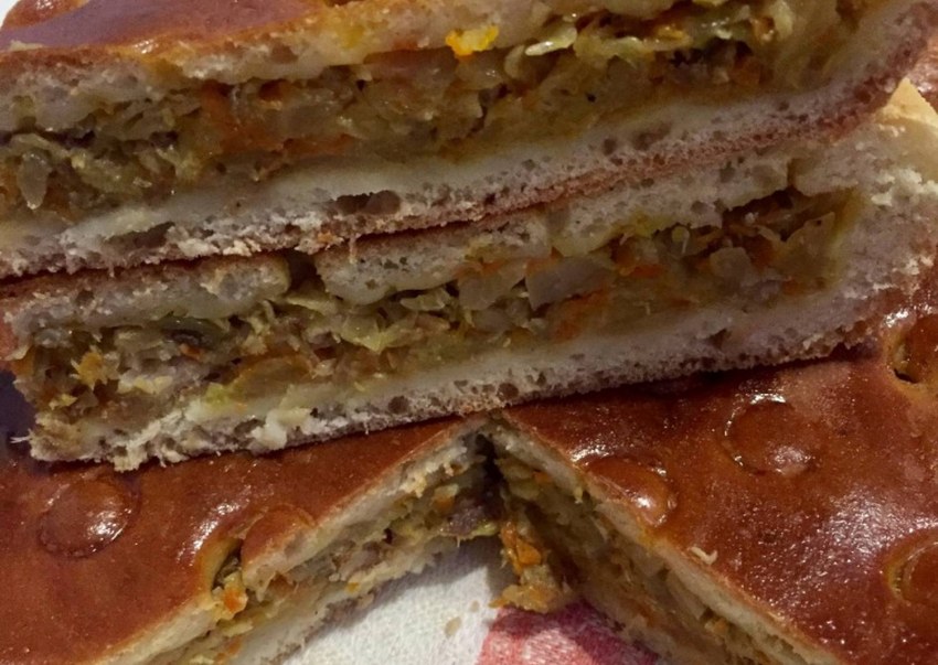 Пирог с капустой и рыбной консервой из дрожжевого теста