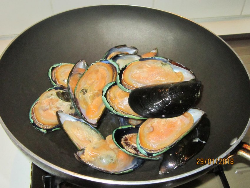 Мидии в кокосовом соусе