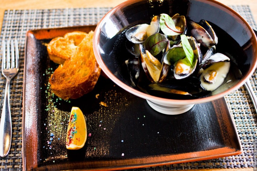 Едят с лимоном морепродукт сырой