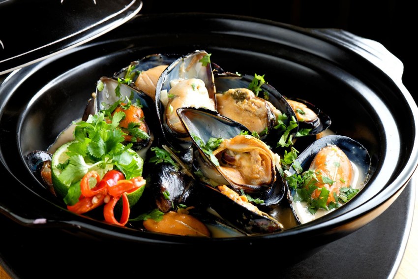 Мидии жареные с луком