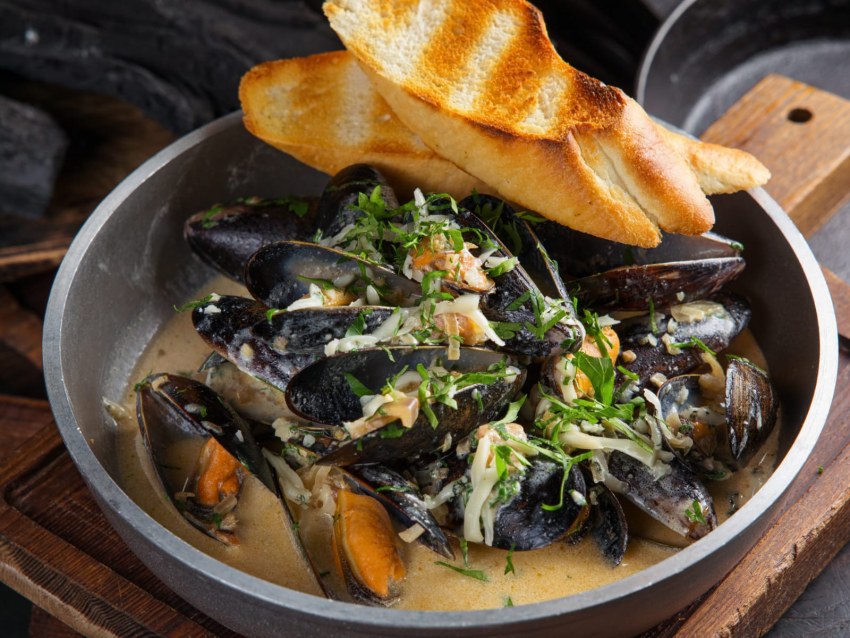 Мидии зеленые на полустворке