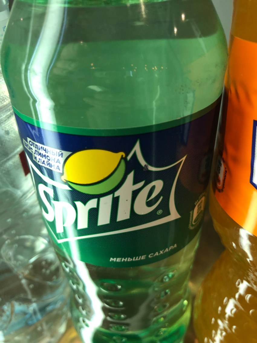 Лимонад в синей упаковке