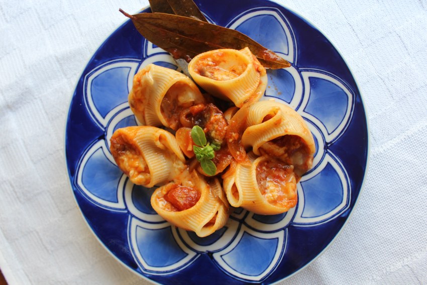 Лумакони фаршированные