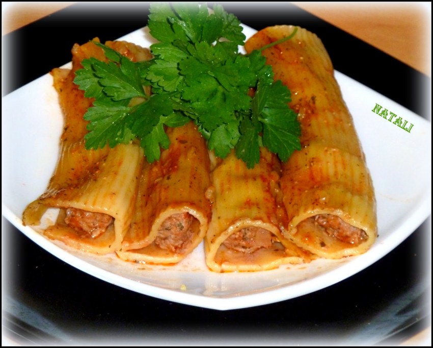 Фаршированные лумакони с томатным соусом фото