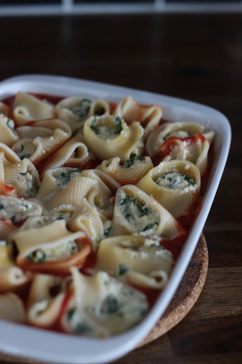 Лумакони в томатном соусе с пикантными колбасками и рикоттой