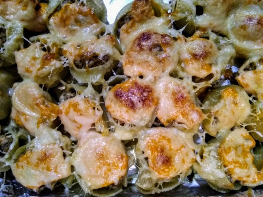 Лумакони фаршированные овощами со шпинатом