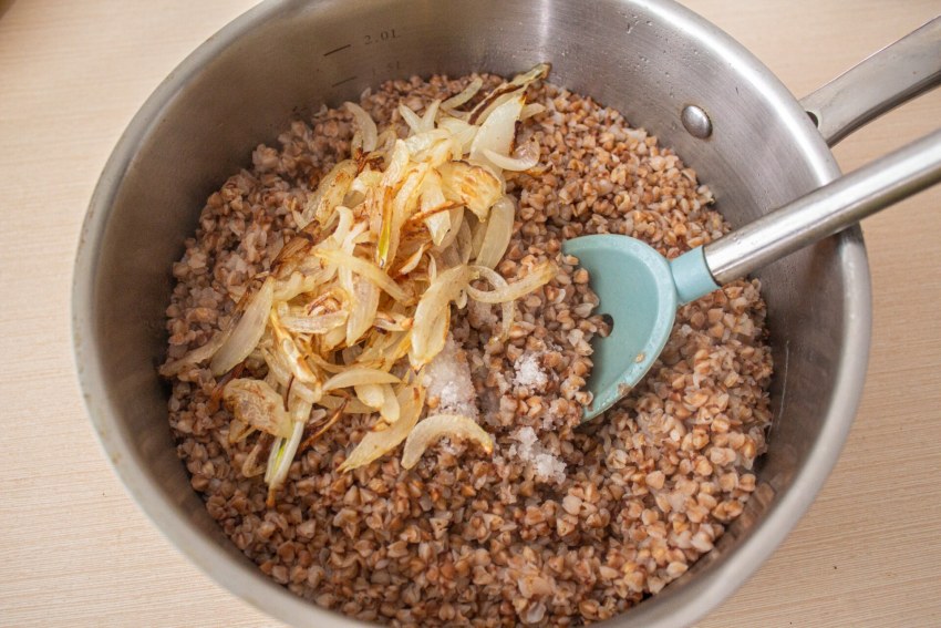 Гречка с яйцом и луком