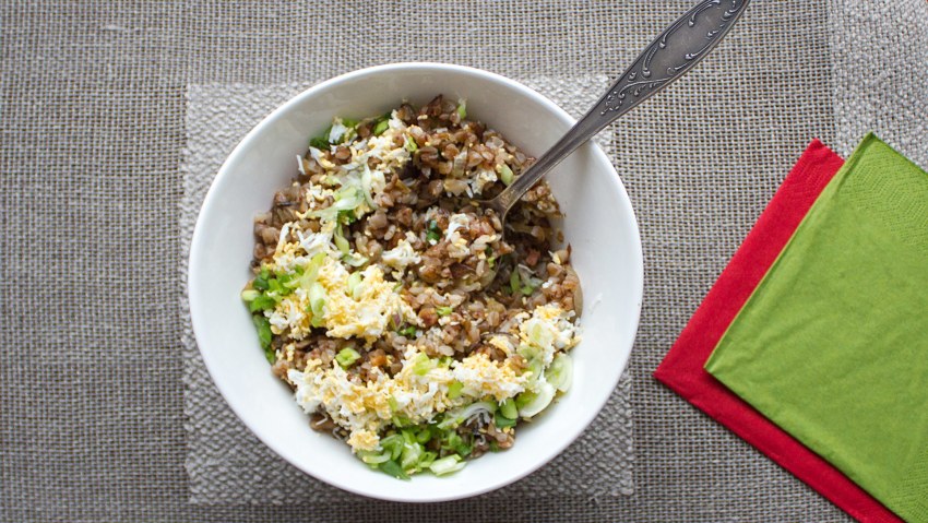 Бурый рис с кукурузой и горошком