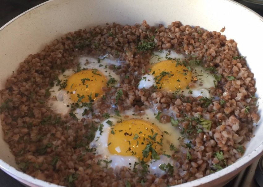 Гречка с яичницей на завтрак