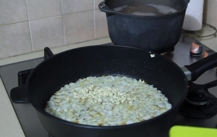 Гречка с морковкой и луком в сковороде