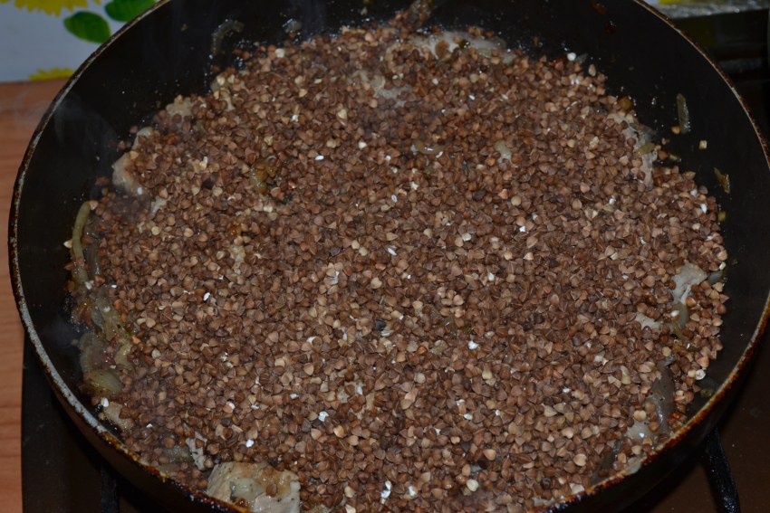 Гречка с фаршем и грибами в казане
