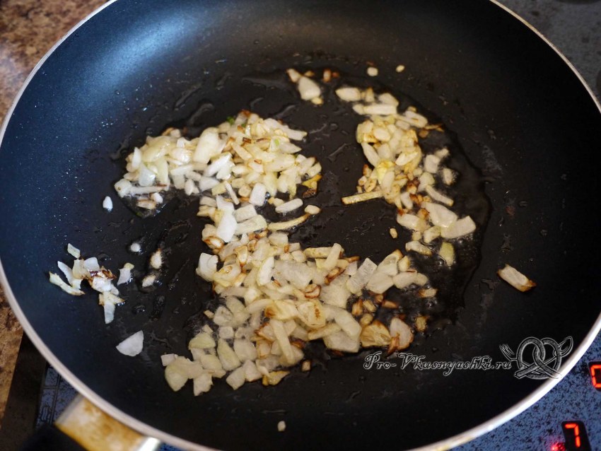 Гречка с шампиньонами и луком на сковороде