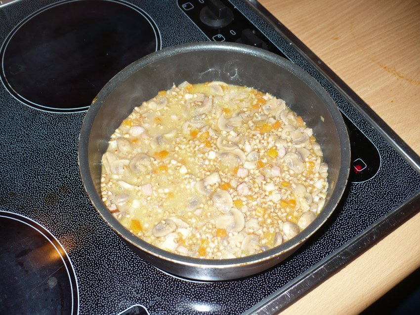 Яичница с гречкой