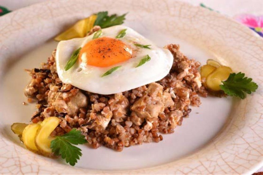 Гречка с луком на сковороде с луком