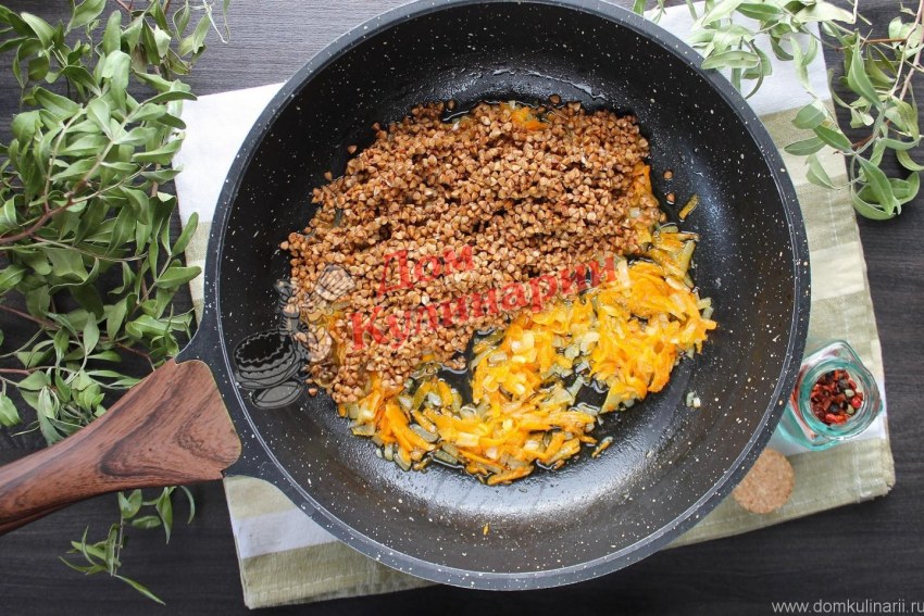 Плов в сковороде со свининой рассыпчатый