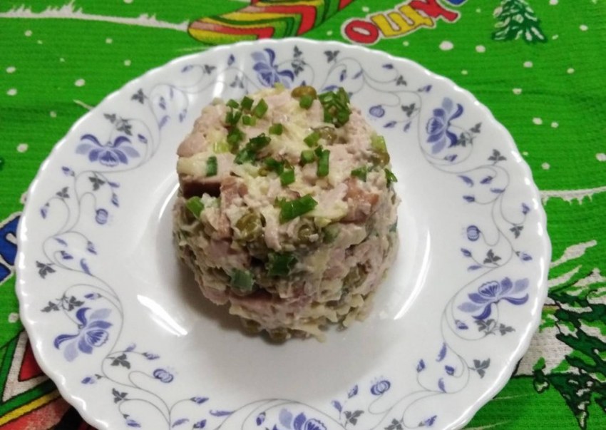 Салат с копченой курицей и зеленым горошком