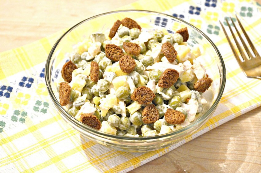 Салаты на скорую руку с сухариками