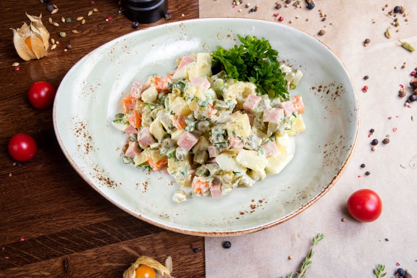 Салат с копчёной грудкой и кукурузой