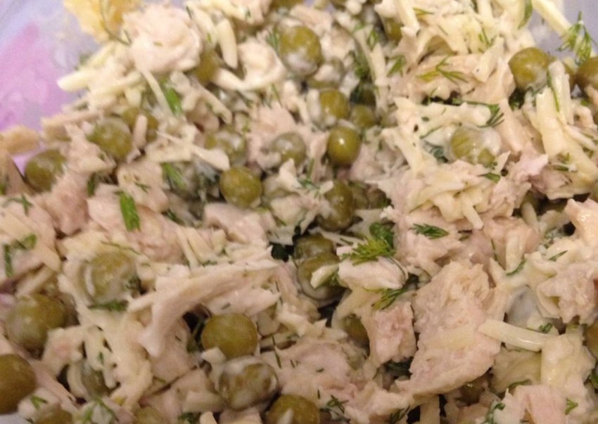 Салат с грудкой и горошком