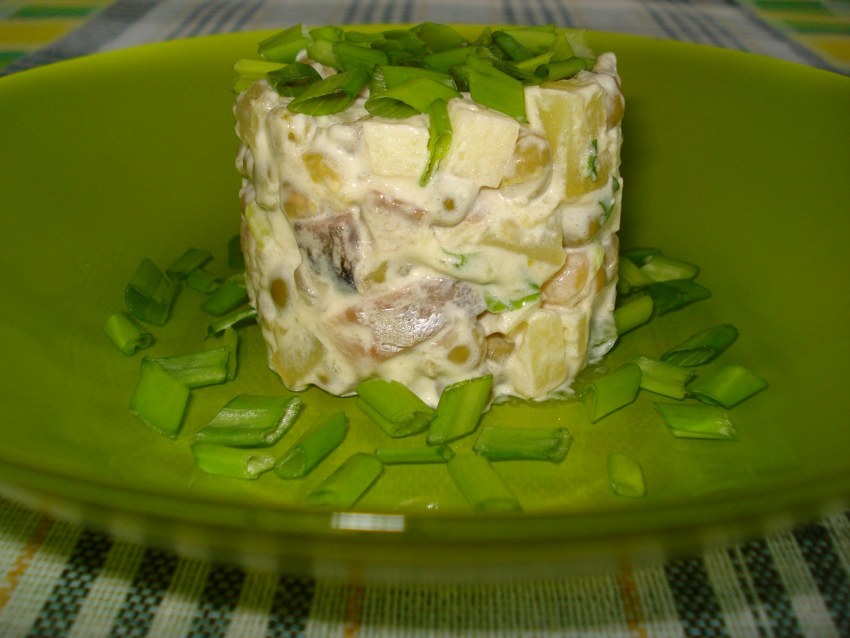 Салат с копчёной скумбрией и сыром