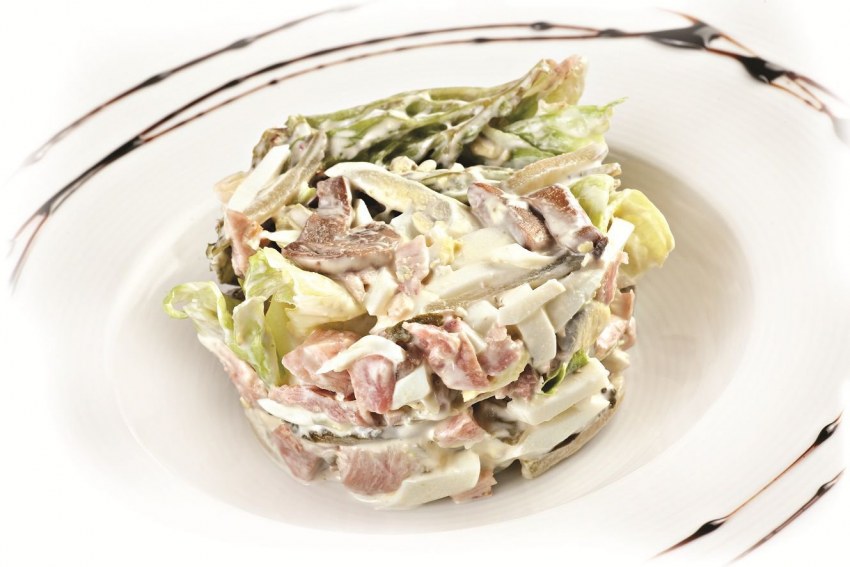 Салат с пекинской капустой и ветчиной и помидорами