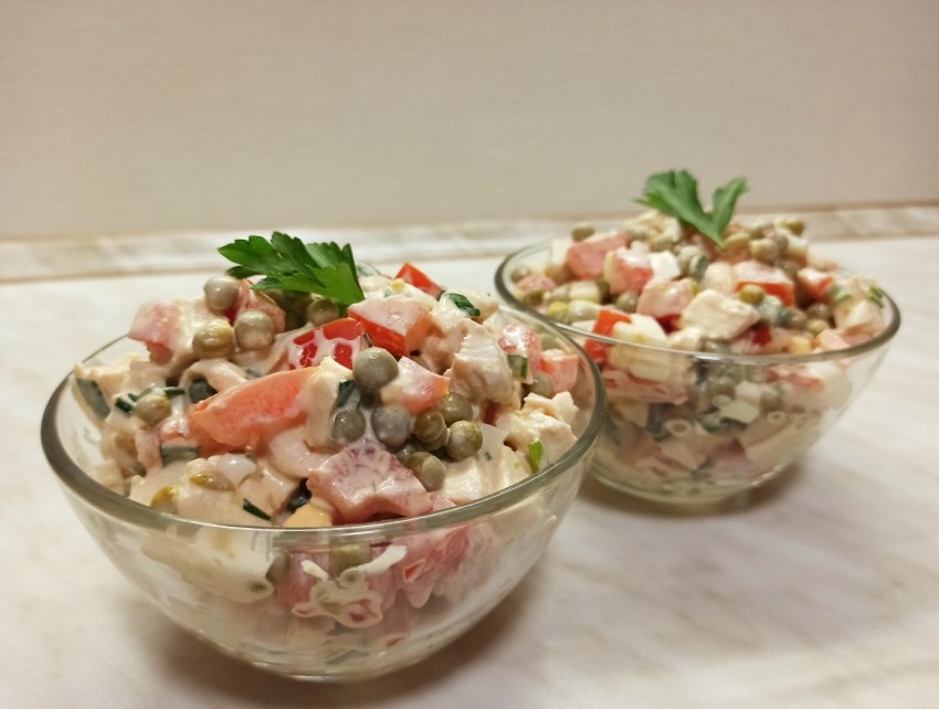 Салат с курицей и помидорами