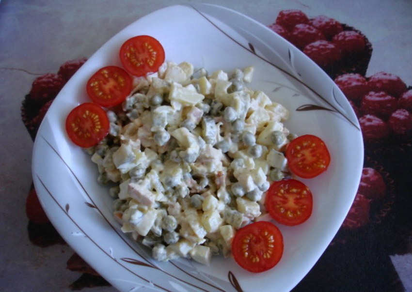 А-ля Оливье с сырокопченым куриным филе