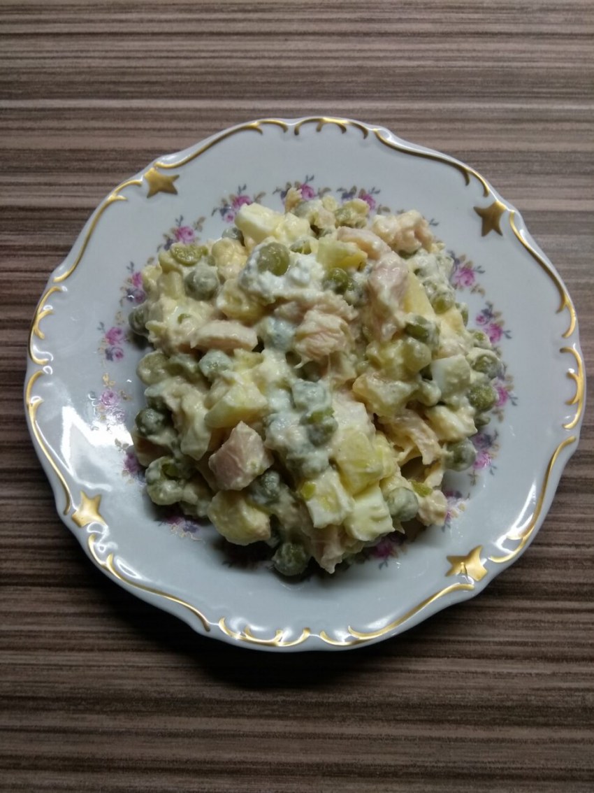 Салат с курицей и горошком