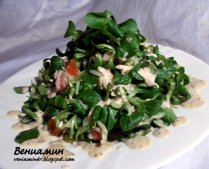 Салат с горошком и копченой курицей