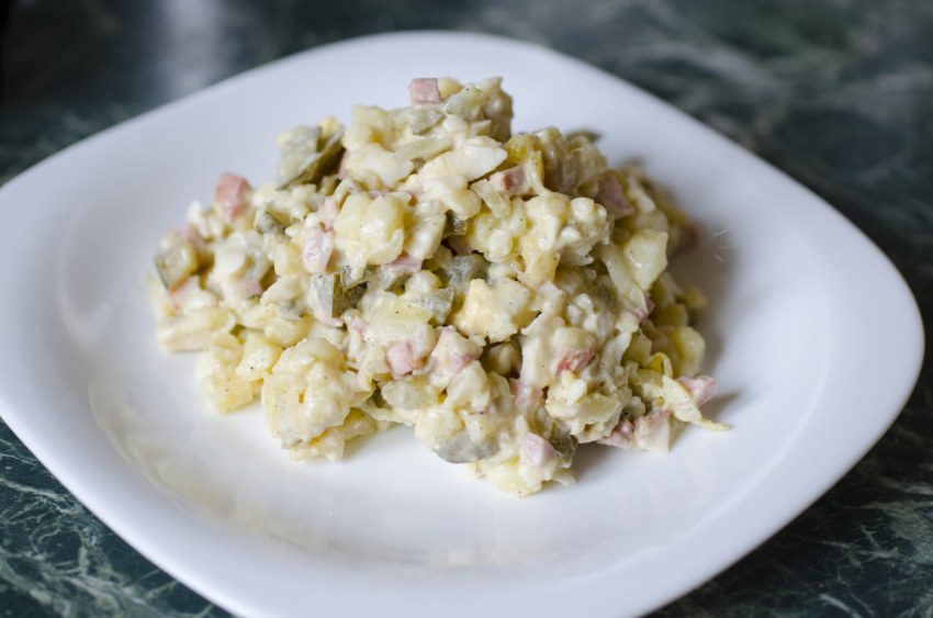 Салат с курицей и горошком