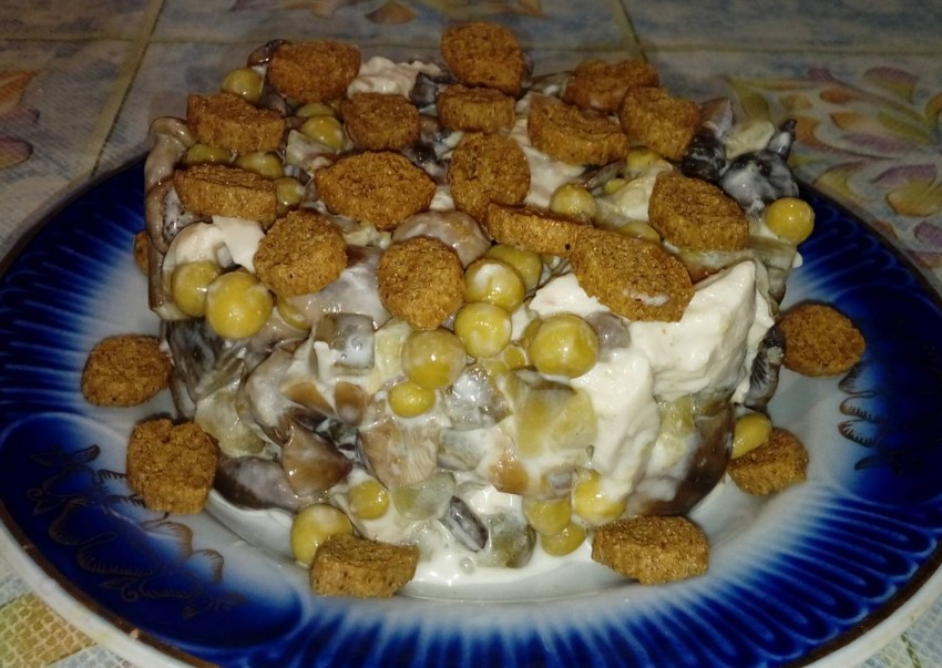 Салат слоеный с копченой курицей из магнита