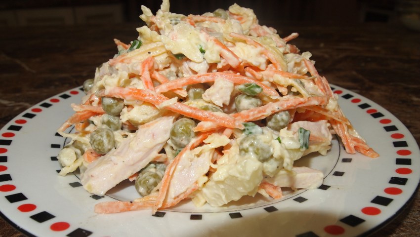 Салат с сухариками и колбасой