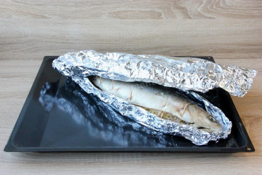 Запеченный муксун, фаршированный беконом и креветками