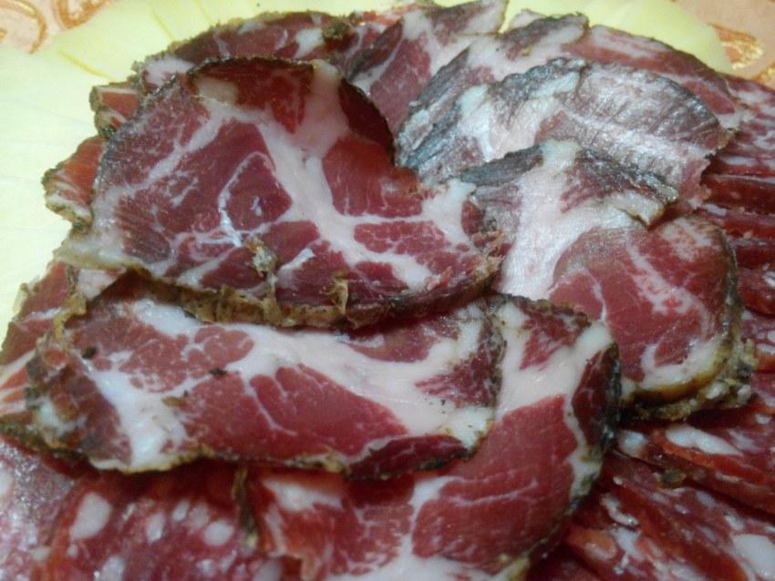 Вя.ленная свинная поледвца