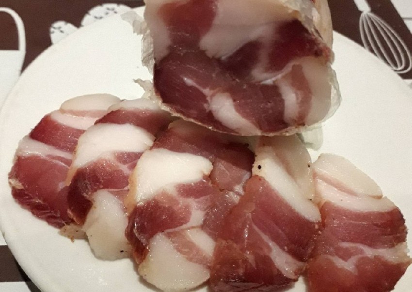 Сыроваренная свиная грудинка