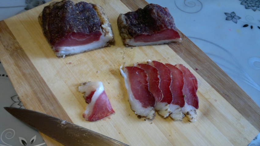 Сыровяленая колбаса нарезка