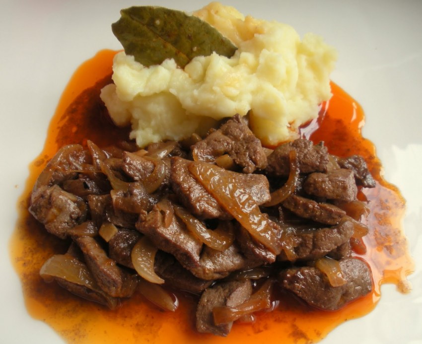 Печень тушеная