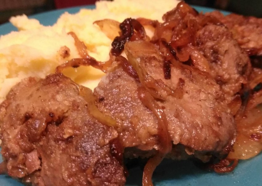 Печень говяжья тушеная с луком и морковью
